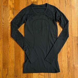 Lululemon Run Swiftly Tech Long Sleeve Lace/Floral Print Tee/Women’s Sz. XS/S